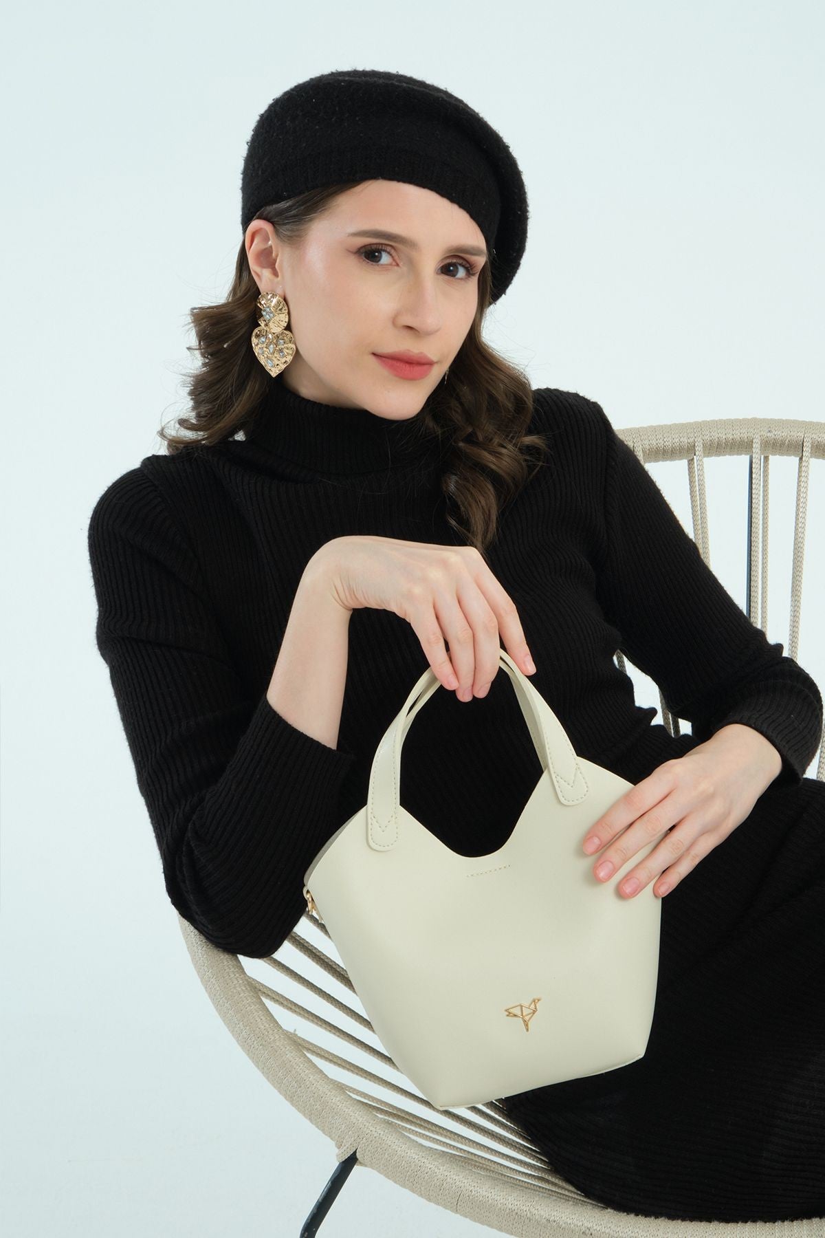 White shoulder bag with wallet